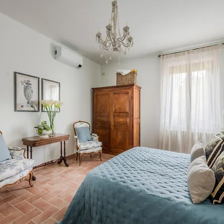 Elegant In Villa Orentano